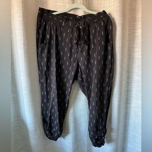 Torrid Size 3X Black‎ Geo Print Drawstring Cropped Challis Jogger Ruched Hem